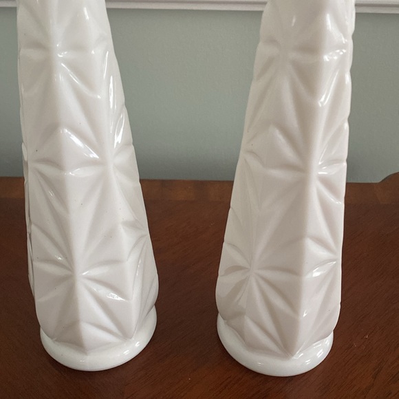 2 milk glass vases. Can be used for single flower or no more than three. - Picture 2 of 5